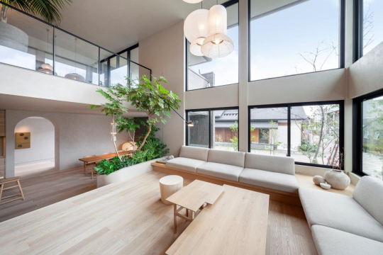 スキップフロアと大きな吹き抜けで構成されたリビング空間です。
屋内のグリーンと植栽に囲まれた居心地の良い空間をつくりだしております。