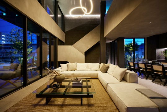 ダイナミックな空間と、本物の質感を併せ持ち感性に訴えかける展示場です。吹抜けと合計8mの2層連窓、外壁と繋げたタイル貼の壁と、階段がラグジュアリー感を演出します。