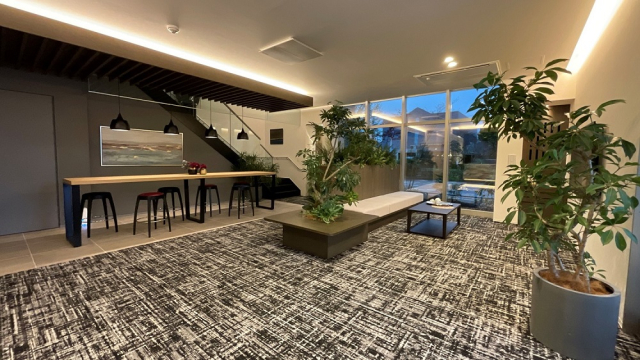 お客様をお出迎えするスペースとしてはもちろん交流の場としてもお使いいただけます。
ソファに座って打合せをしたり、プロジェクターを使ってカウンタースペースで打合せをすることも可能です。