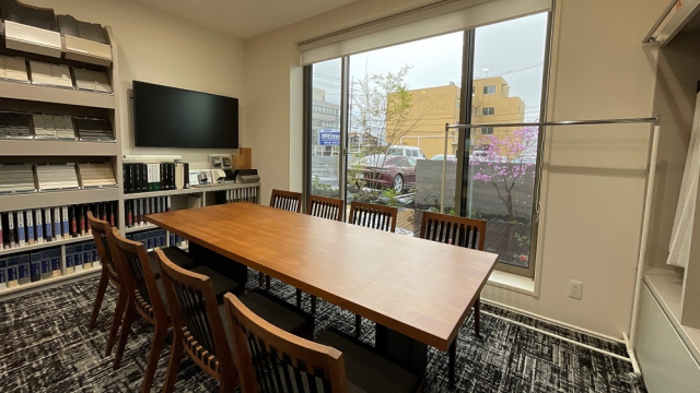 打合せは個室を３部屋とカーテンや外装の打合せが出来るスペースを設けています。
各部屋にモニターを設置しており、画面で確認しながらお打合せをしていただけます。