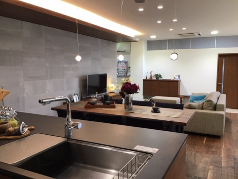 人気のアイランドキッチン。高級感のあるブラック天板もみどころです。