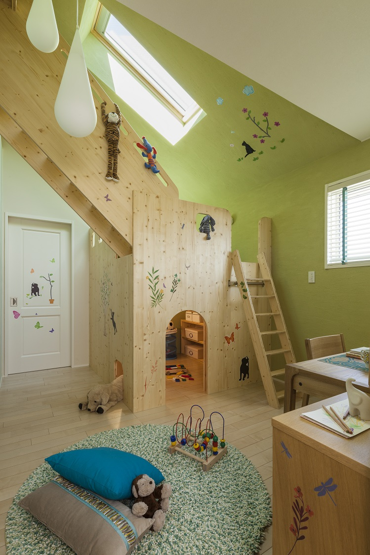 造作ベッドと吹抜けのある子ども部屋。
スペースを有効利用して、機能性のある楽しい空間になりました。