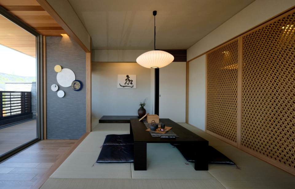 2階に和室を設けています。半独立和室、日本の上質な素材や美しさのある格子や和紙などの要素を取り入れ、現代的な和を表現。
お客様をお招きしたり、ＴＶのない時間を家族と過ごしたり、多目的に使える空間です。