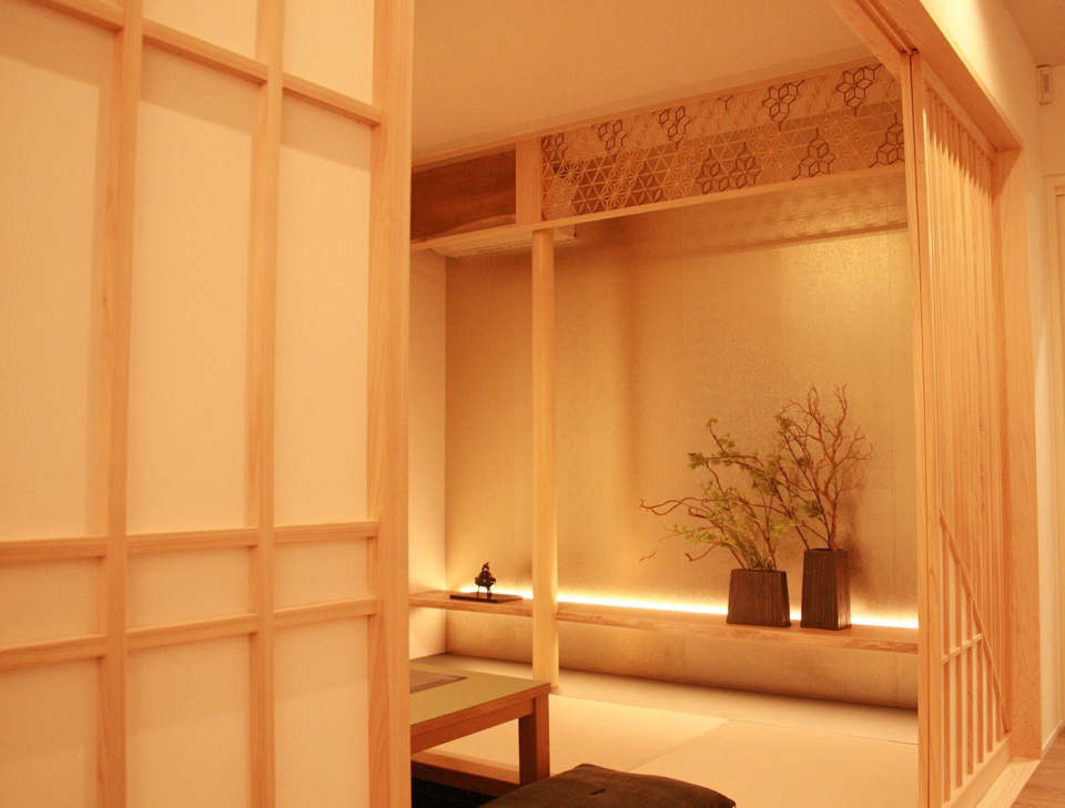掘りごたつの和室には間接照明と組子が映え、落ち着きのある空間です。