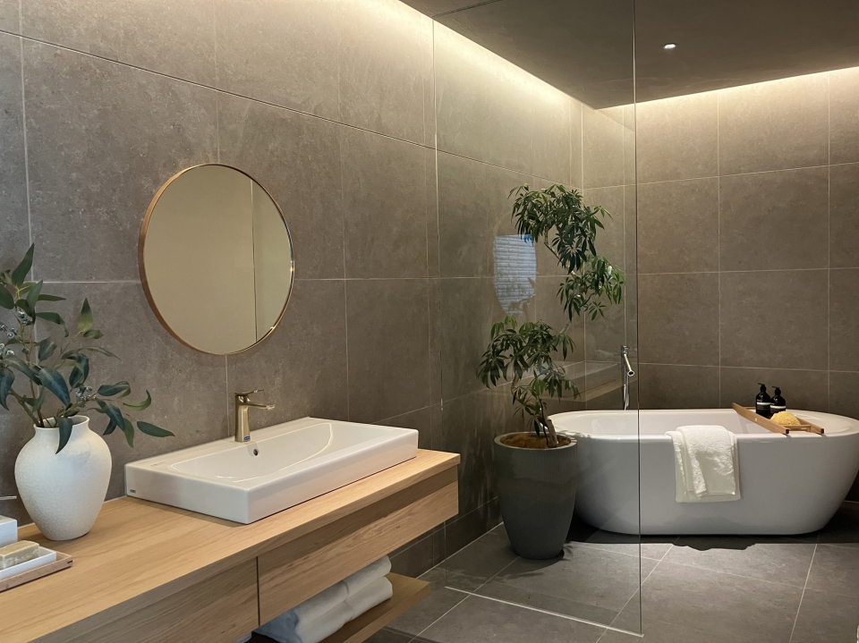 本体のボリュームから少し切り離すように設けられたサニタリーは独立性があり、気持ちを切り替えることのできる場所に。南側に設けられたコートからはプライバシー性を保ちながらも光が燦燦と降り注ぎます。