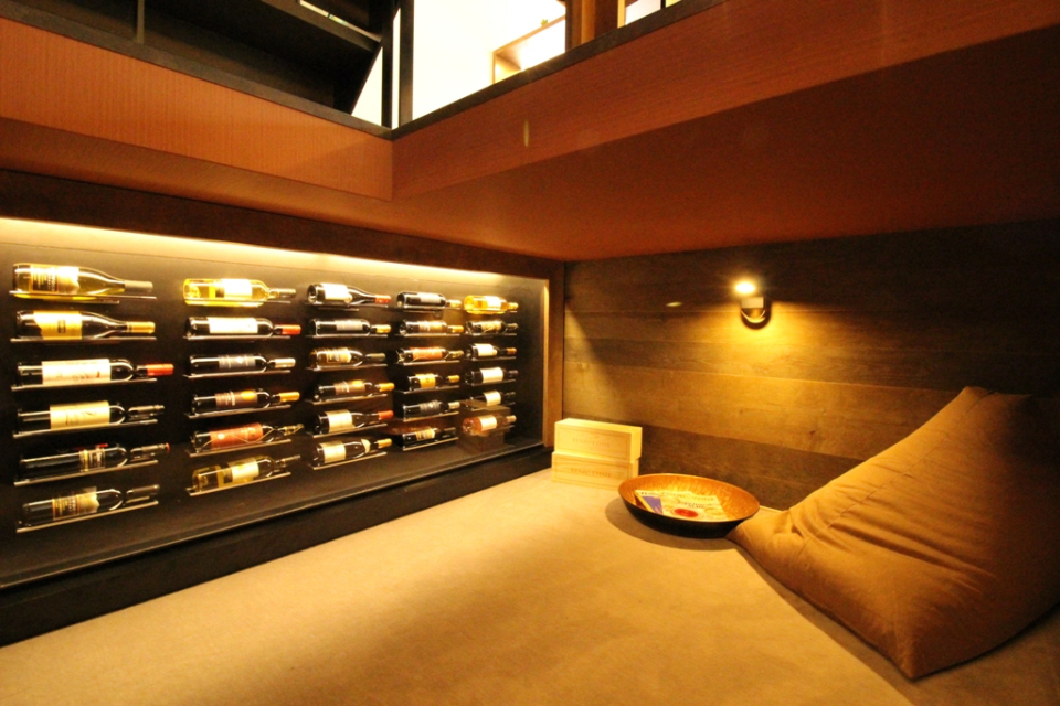 ステージ下のワインセラー＆くつろぎスペース。趣味のワインを眺めながらだれにも邪魔されずにゆったりとくつろげるスペースです。