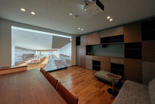 シアタールームではご計画中の間取りの3Dシミュレーションを大画面で見ていただけるほか、ＶＲ体験もしていただけます。