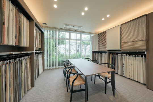 ドレープカーテンからレースカーテン、ブラインドタイプ、カーテンレールまで、多数のサンプルをご準備しております。経験豊富なインテリアコーディネーターがお客様のお好みにあうものをご提案いたします。