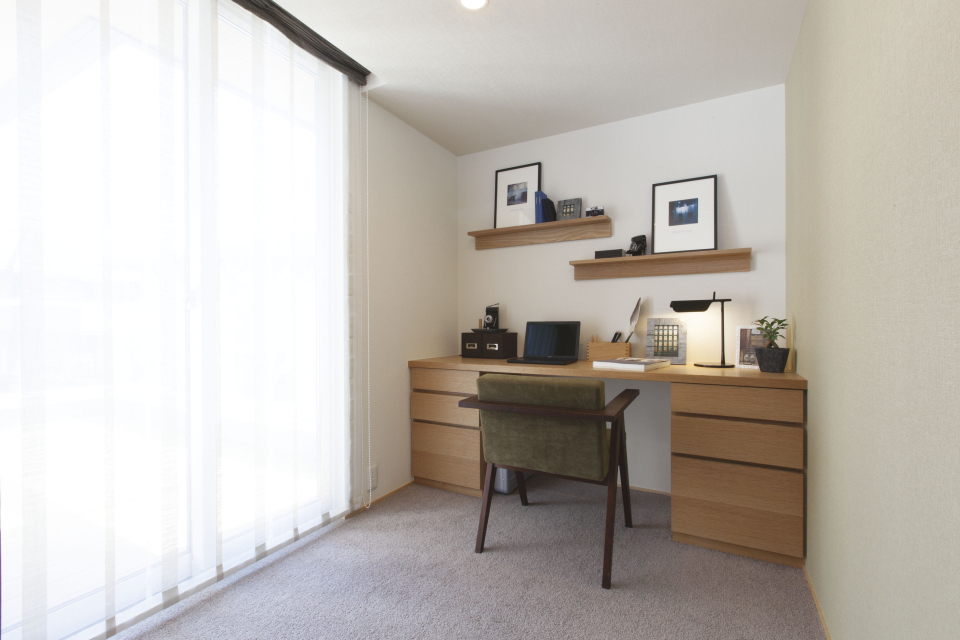 主寝室の横には、趣味や仕事に集中できる書斎スペースを配置。在宅ワークにも対応し、暮らしに合わせて柔軟に使える空間です。