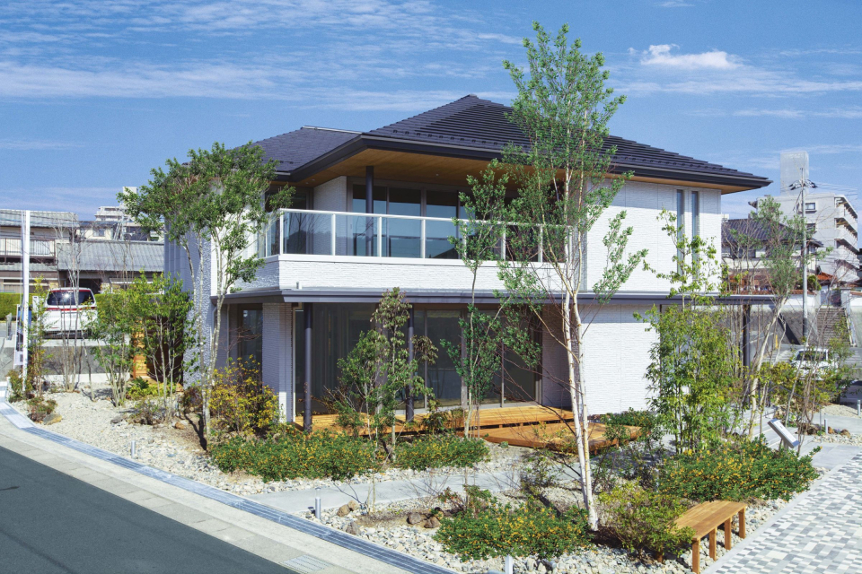 積水ハウスの鉄骨住宅オリジナル外壁「ダインコンクリート」を使用し、重厚感と上質感を兼ね備えた佇まいに仕上がっています。