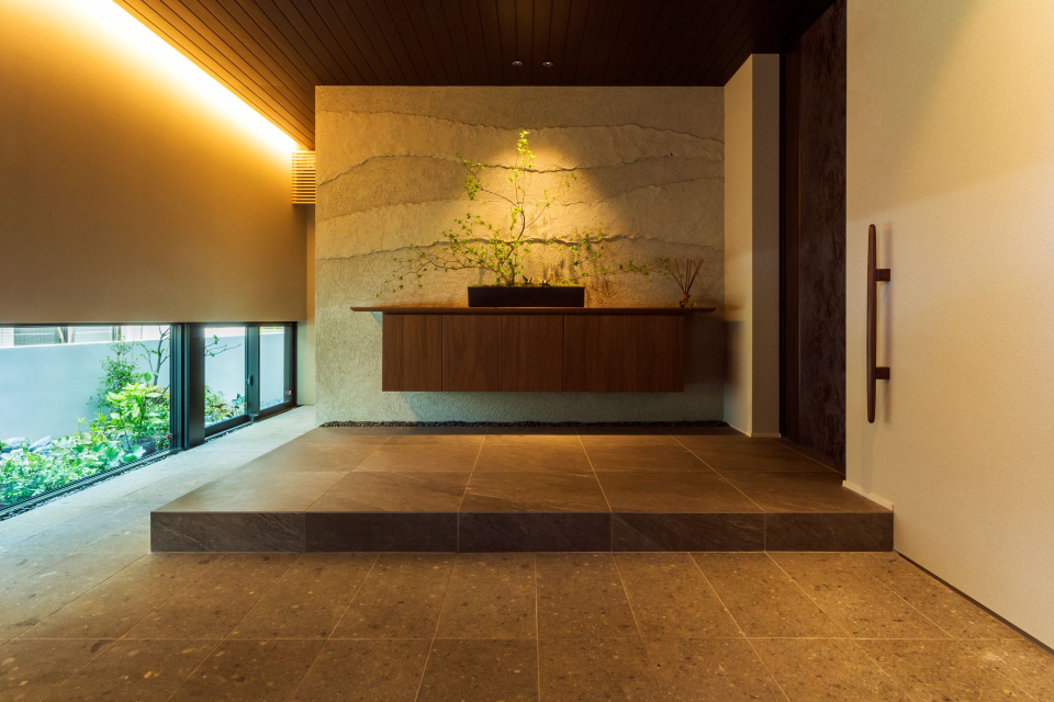 ラグジュアリー感が漂う広々とした玄関です。正面の壁には、牡蠣殻の塗り壁でおもてなしの空間を演出しました。