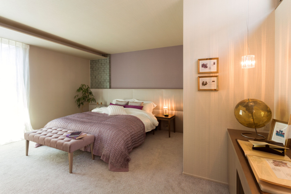 バルコニーから光と緑を取り込む気持の良い空間です。こだわりの内装は高級ホテルをイメージしてつくりました。