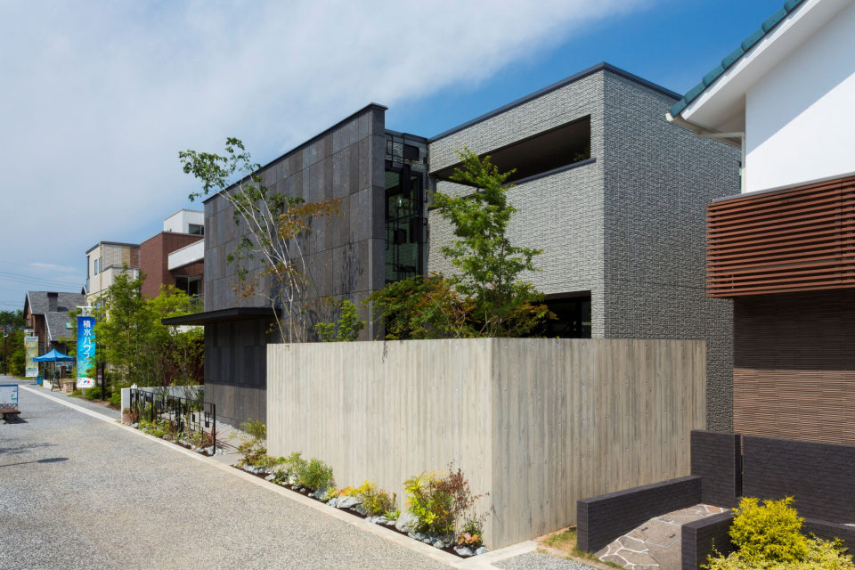 大壁などで建物を囲いプライバシーを確保しながら、建物内は大きな吹き抜け、中庭などから光と風をとりいれ、開放感のある空間としました。