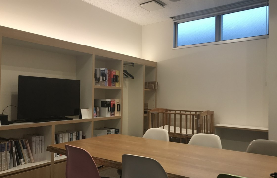 落ち着いた空間でゆっくりお家づくりのお話を。サンプル・カタログ多数揃えております。