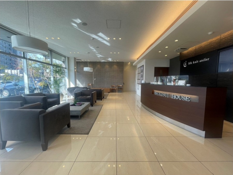 １Ｆには『Life Knit Atelier（ライフニットアトリエ）』、３Ｆには山口カスタマーズセンターを併設しております