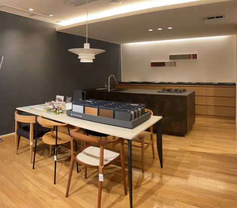 実際にキッチンに立って、広さや高さなどをご確認いただけます。
ダイニングにはテーブル・チェアの家具の展示もあります。お客様のイメージに合わせて、インテリアコーディネーターが家具のご提案もさせて頂きます。
