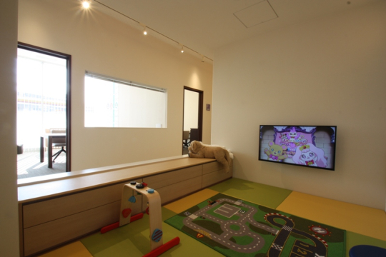 お子様どうしで遊べるキッズコーナーを設けました

打合せ室Ｃ・Ｄからは、キッズコーナーのお子様の様子を見守りながらお打合せしていただけます