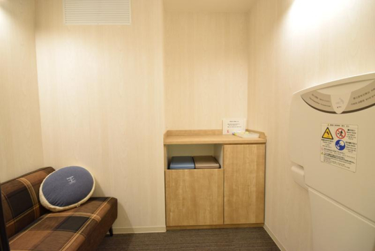 ソファーとおむつ交換用ベットを設置しております。
中から施錠も出来、小さなお子様と一緒でも周りを気にすることなく、授乳・おむつ替えをして頂けます。