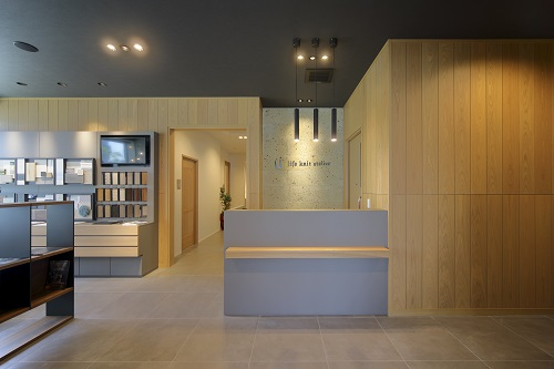 木質感や自然石をあしらい、優しい雰囲気でお迎えいたします