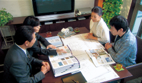 「住まいづくりにかかる費用は？」「住宅ローンについて知りたい！」「分譲地の詳しい話を聞きたい！」など、様々なご相談に専門スタッフが対応させていただきます。個別相談は事前予約制となっておりますので、WEBまたはお電話でご予約ください。