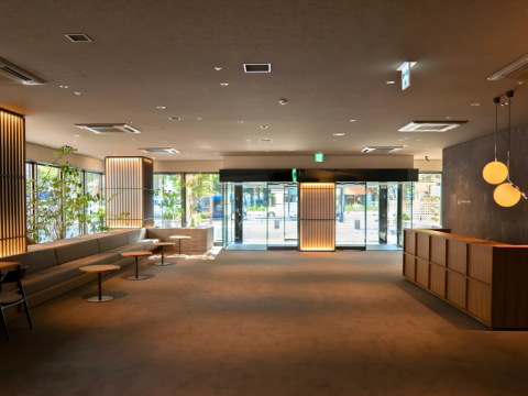 訪れる方々に緑のやすらぎと癒しを演出。 自然の趣が残るようにエントランスの雰囲気を高めています。