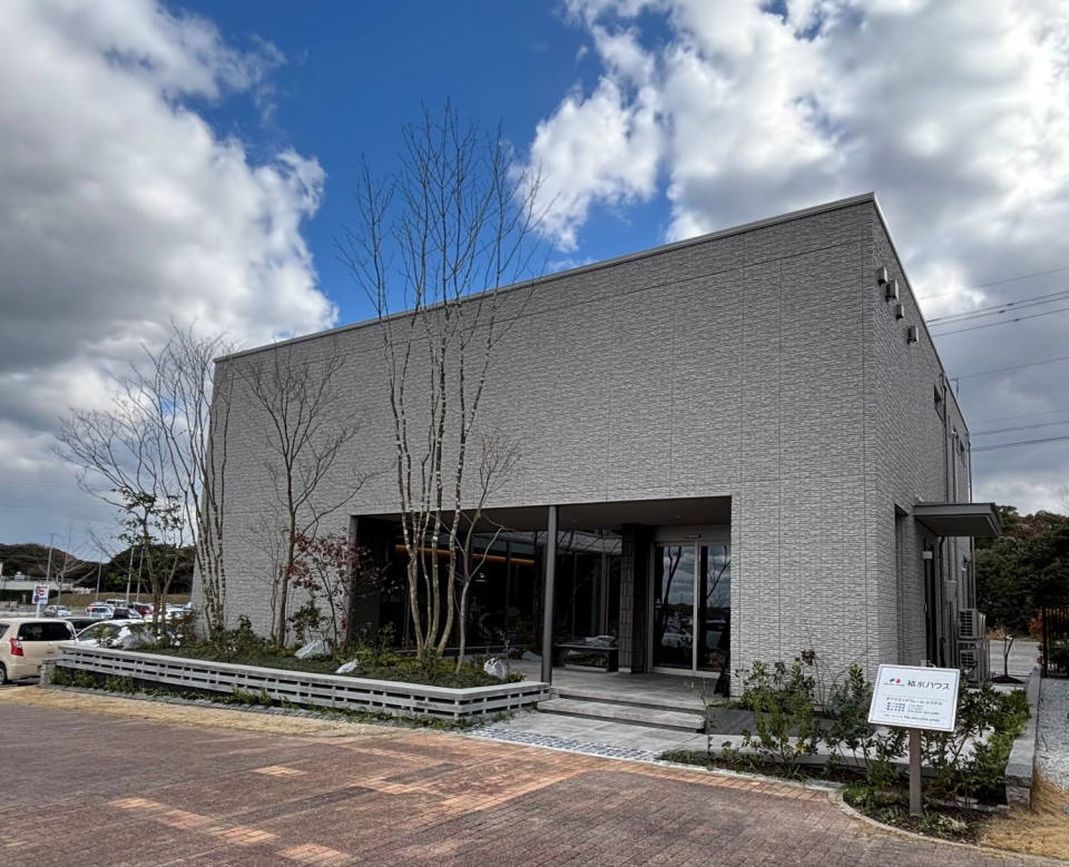 自然の陰影を質感豊かに映し出す、積水ハウスの高級外壁「ダインコンクリート」。
気品あるデザインに加え、火災や地震・台風などの災害への強さ、日本の気候風土に特有の雨・湿気に対する耐久性など、シェルターとしての性能も叶えます。