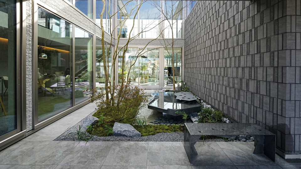 建物の中央には、内と外をゆるやかにつなげる中庭をプランニング。開放的に四季の彩りを感じながらも、プライバシーを確保。大きな吹抜けのリビングからは中庭の経年美化を愉しめ、洗練された印象のシースルー階段や重厚なタイルなど、日々の生活にワンランク上の上質感をプラス。