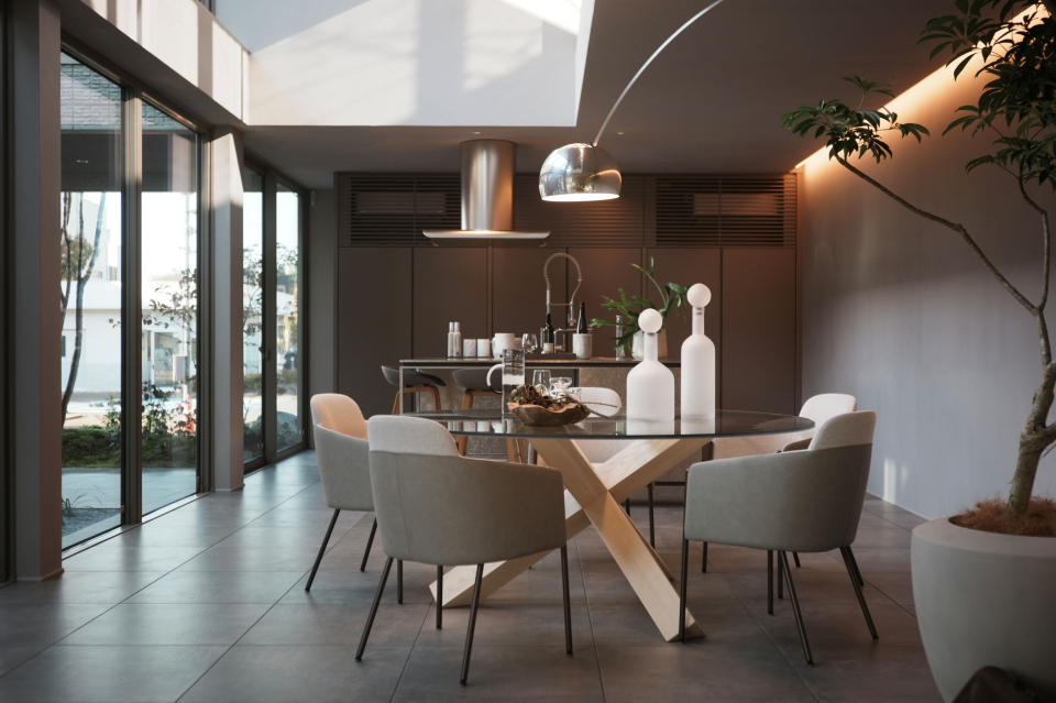 自然光が満ちる開放的な空気の中、ステンレスの質感とハイスツールの配置が洗練された雰囲気を演出。
シンプルでありながら存在感のあるキッチンは、料理をする時間も会話をも楽しむ時間も、いつもより少しドラマティックに演出。日常がふっと華やぐ”おもてなしの舞台”となる。