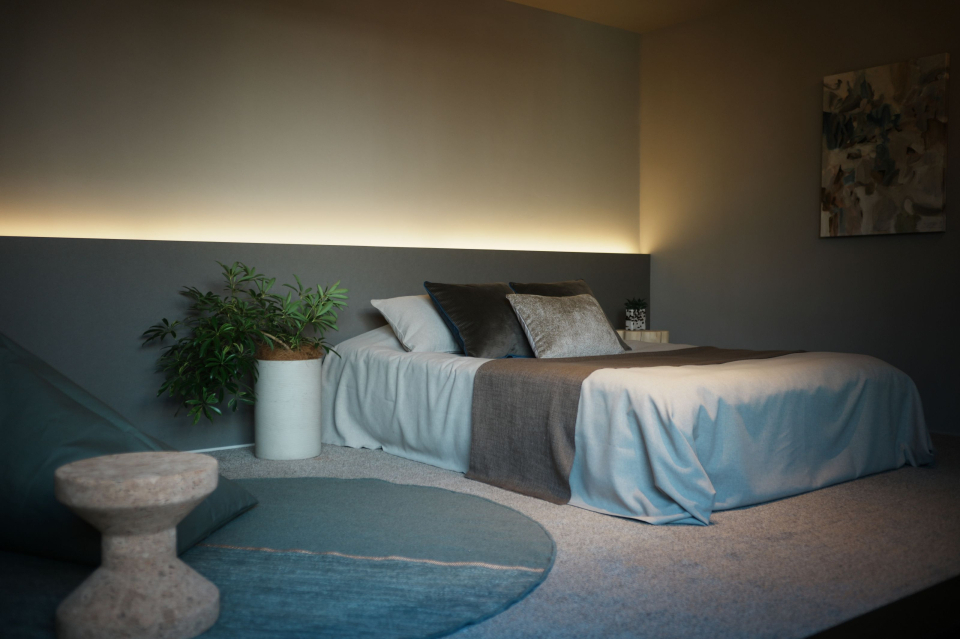 麻のカーテンでゆるやかに仕切られた小上がりのある寝室。ほどよい”包まれ感”がちょうどいい、心を静かに整えるプライベート空間に。
くつろぎの延長に”ほどよい非日常”がある、ゆったりと時間の流れる静謐なひととき。