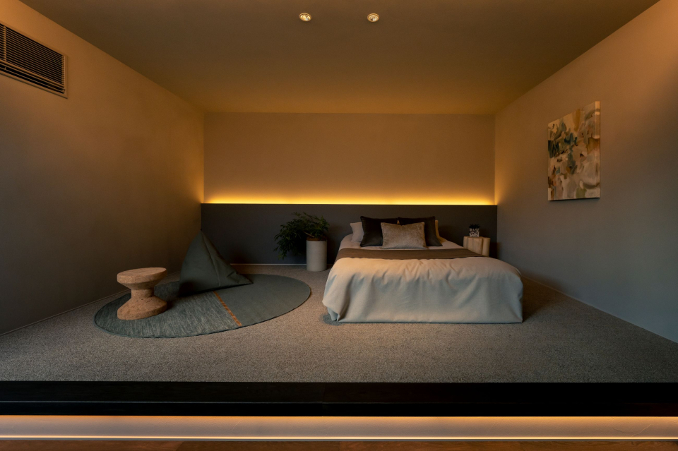 麻のカーテンでゆるやかに仕切られた小上がりのある寝室。ほどよい”包まれ感”がちょうどいい、心を静かに整えるプライベート空間に。
くつろぎの延長に”ほどよい非日常”がある、ゆったりと時間の流れる静謐なひととき。