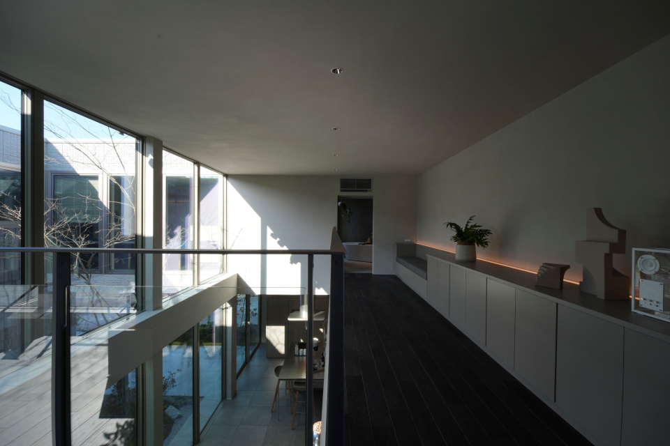 LDKの壁面と連続性を持たせたギャラリーコーナーは、アートやオブジェを穏やかに照らす心地よい空間。
お気に入りのアートを季節で入れ替えたり、家族の写真を飾ったり。
暮らしにそっと彩りを添え、心を澄ませる、優雅な静寂。