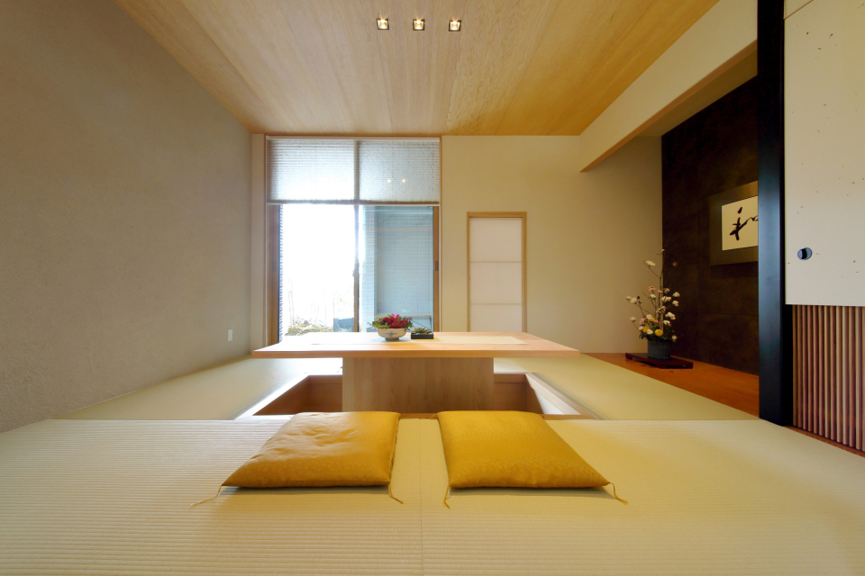 玄関と連続した土間から直接和室につながります。独立タイプなので急な来客にも慌てず対応できます。畳は日本人の心を落ち着かせる空間です。