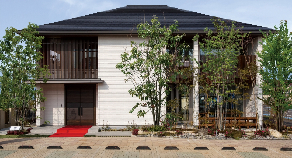 建物正面で壁面をしっかり見せる構成とし、ダインコンクリートの重厚感を感じさせます。