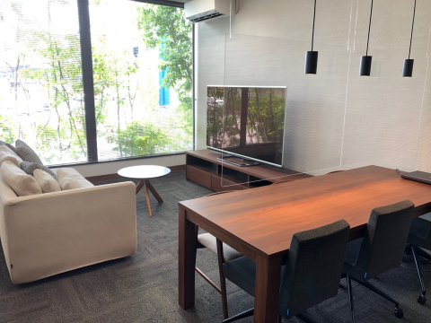 ゆっくりお話しのできるお打合せルームを完備。
ソファーに腰掛け、大型モニターを見ながら未来のわが家を描きませんか？