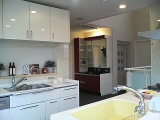 ２階が、設備ショールームとなっております。キッチン・洗面・浴室を展示しております。ガラス張りになっておりますので、気持ちよくご見学頂けます。