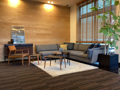 上質な家具を展示しています。どうぞお寛ぎくださいませ。