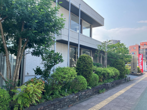 宮崎駅(西口)前の大通りを北(神宮方向)へ500ｍ。
平和リース様のある交差点の手前(左手側)にございます。