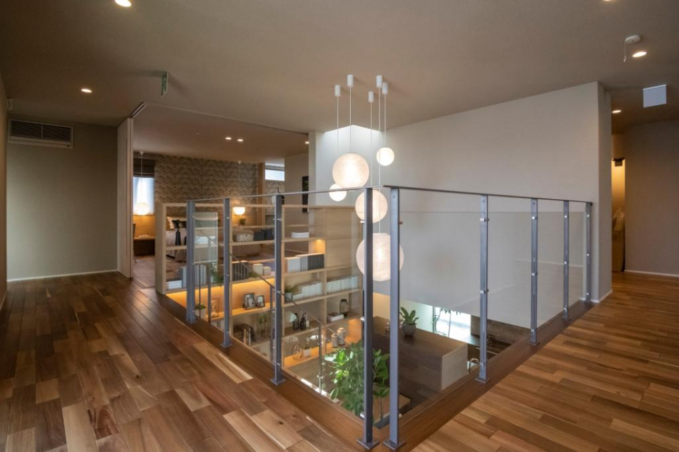 建物中央の２層吹抜＋天窓でやわらかな光に包まれる２階ホール。
大開口とフルフラットバルコニーで２階ならではの心地よさ。