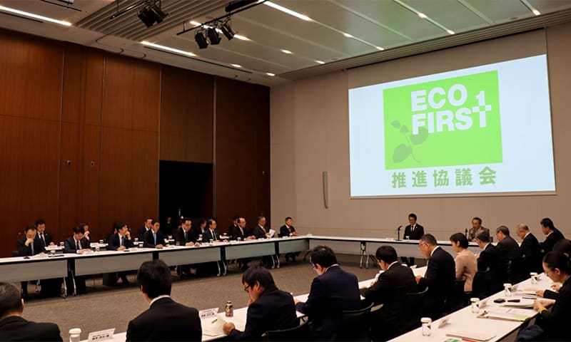 写真：通常総会の様子（2018年4月11日）／「エコ・ファースト」ロゴを背に左から中川 雅治環境大臣（当時）、議長（当社代表取締役副会長 稲垣 士郎）