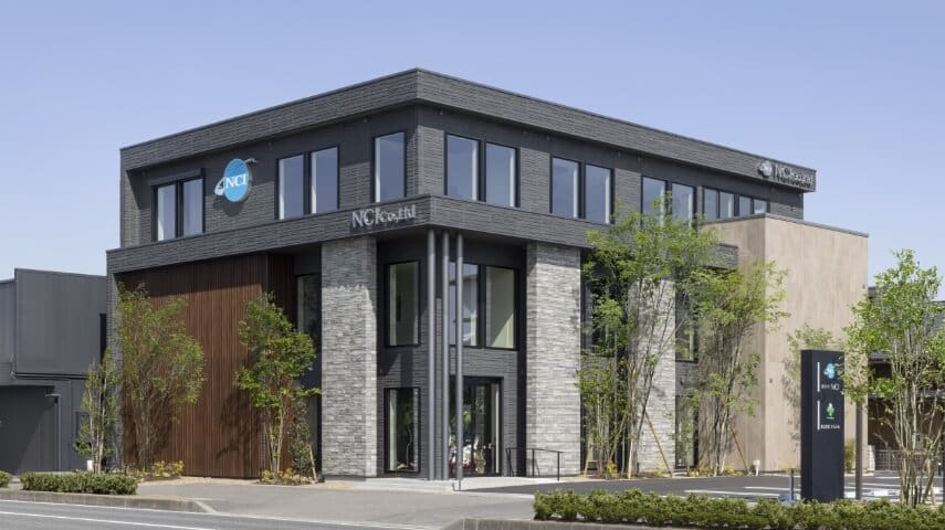 地域にも従業員にも愛されるZEBオフィス 既存の倉庫を曳家で移設し