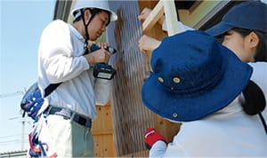 Windbreak wall installation on temporary housing