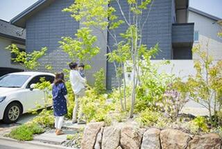 緑に包まれながら細く長いアプローチを抜け、期待感を持って室内へ。