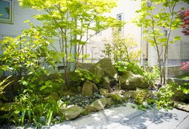石組みに配した水辺が心地良い音を響かせます。