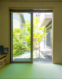 LDKや和室に居ながらにして、庭の空気感を感じられます。