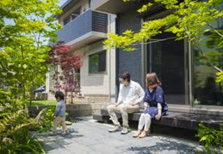 道路から奥まった位置にある主庭は、隣家との境界を植栽で柔らかく仕切り、セミプライベートな空間に。