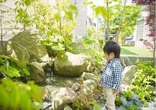 主庭の水辺は、お子様のお気に入りの遊び場。