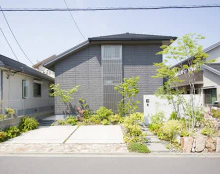 まちなみの雰囲気を大切にしながらも、表情豊かな前庭を実現しています。