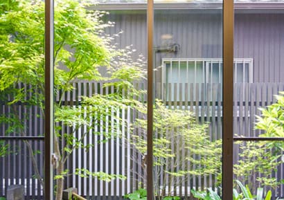 縦格子のフェンスと植栽が、隣家の気配を和らげます。