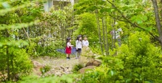 安心な共用空間に広がる自然に包まれながら、子どもたちは遊びを通して身体や知性・感性・社会性を育んでいきます。