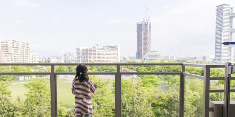 リビングに面して広がる空と緑の眺望。室内は豊かな自然の光に満たされ、格別の居心地に包まれています。